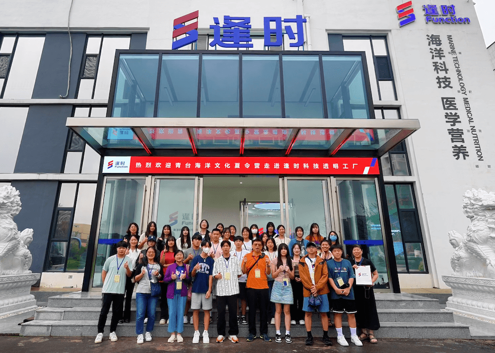 7月7日，台湾师生研学团走进逢时透明工厂，让小磷虾牵起两岸情，让两岸人共筑华夏梦。